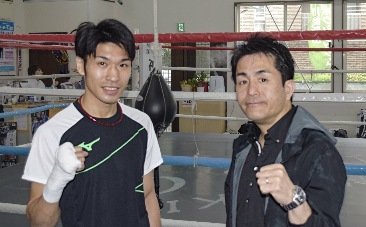 黒田雅之(左)と川崎新田ジムの新田渉世会長(2019年撮影) ©JIJI PRESS