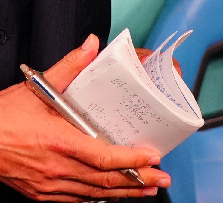 2022年のカタールW杯で。「日本に不可能はない」と書かれたメモ　©AFLO