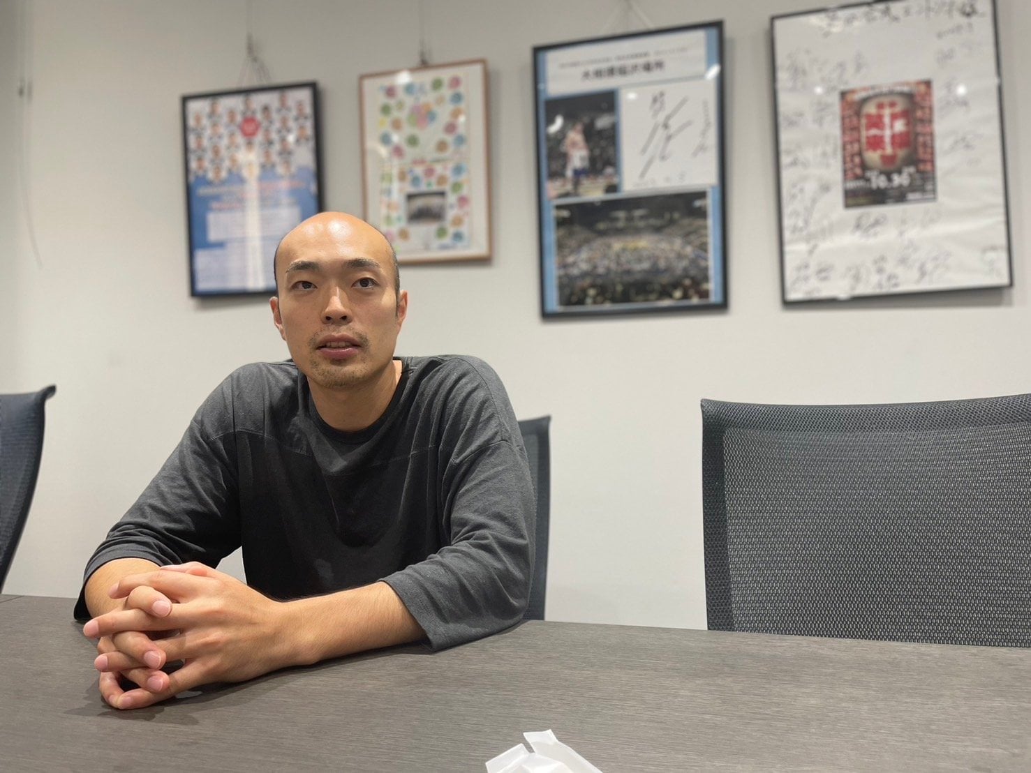 日本代表に選出された兄・旭弘、ポジションを争った関田についてインタビューに応じてくれた深津英臣。新シーズンからウルフドッグス名古屋でプレーする（筆者撮影）