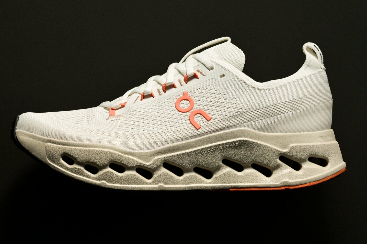 On Cloudsurfer Max／オン最新のマックスクッションシューズ。斜め空洞が特徴的な​​CloudTec Phase（クラウドテック フェーズ）が着地の際に流れるように崩れることで、着地衝撃を吸収しながら、滑らかな重心移動を促す。履き口にフラットニットを採用し、ソフトな着用感を実現している。23,100円（税込）／2025年7月17日発売