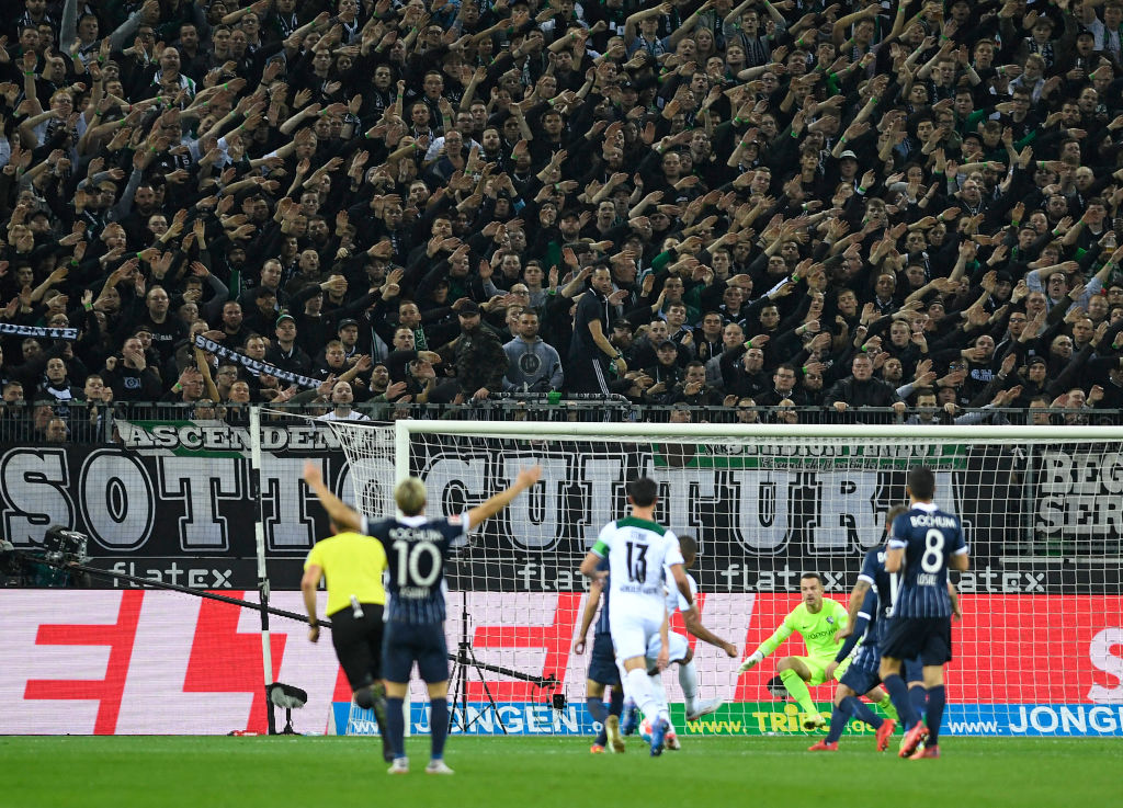 カップ戦でもゴール裏には多くのサポーターが。ファンは選手たちに不屈のメンタリティを求める　©Getty Images