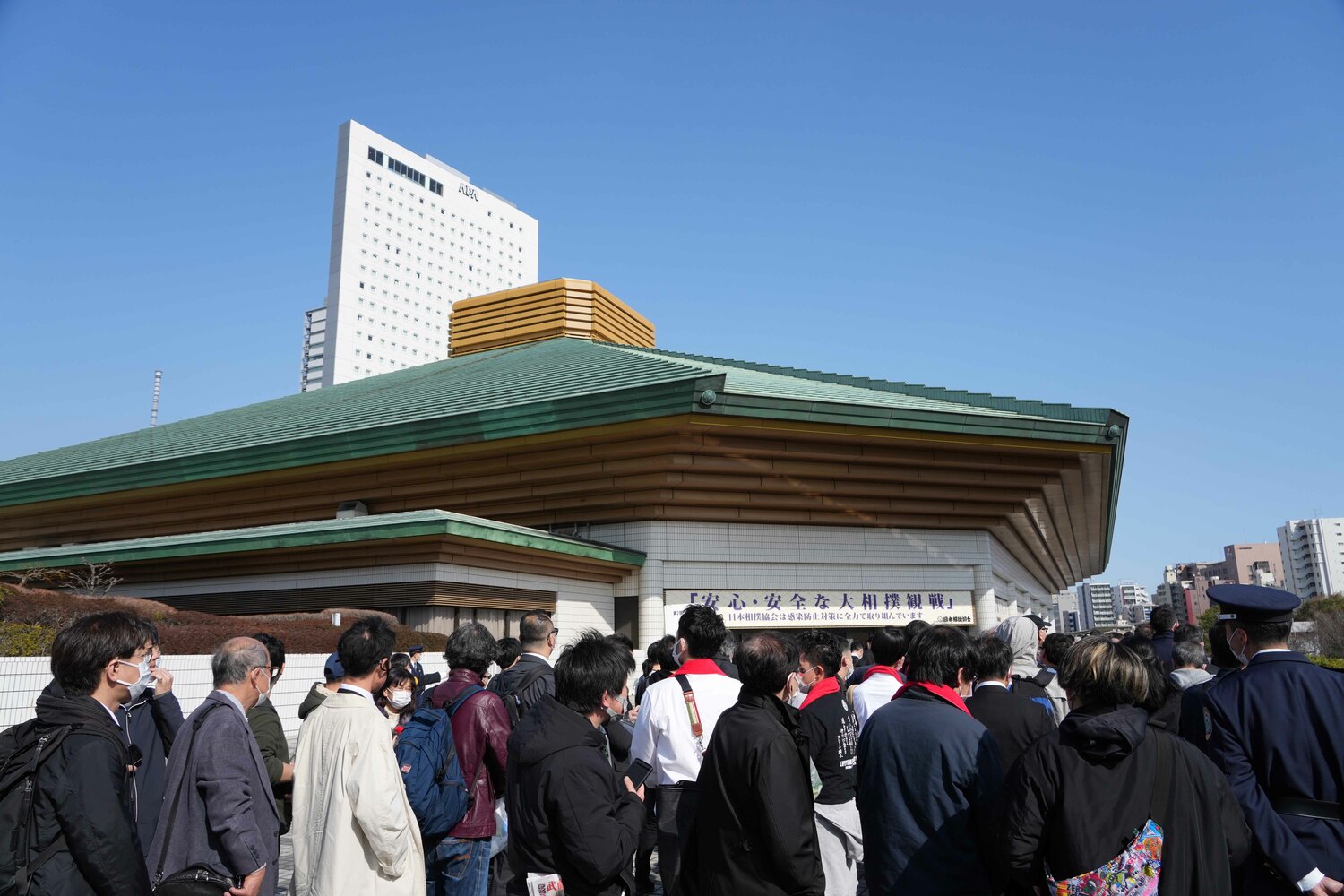 多くのファンが献花に訪れた両国国技館の様子