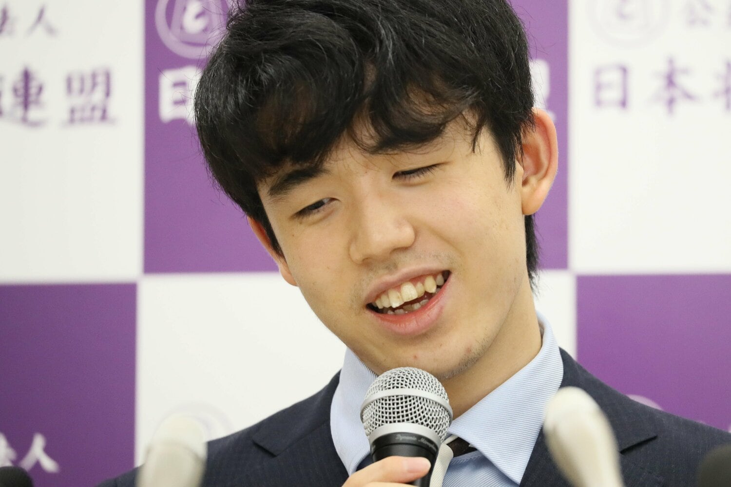 2020年6月6日、棋聖戦挑戦を決めた藤井聡太は会見で笑顔を見せた　©JIJI PRESS
