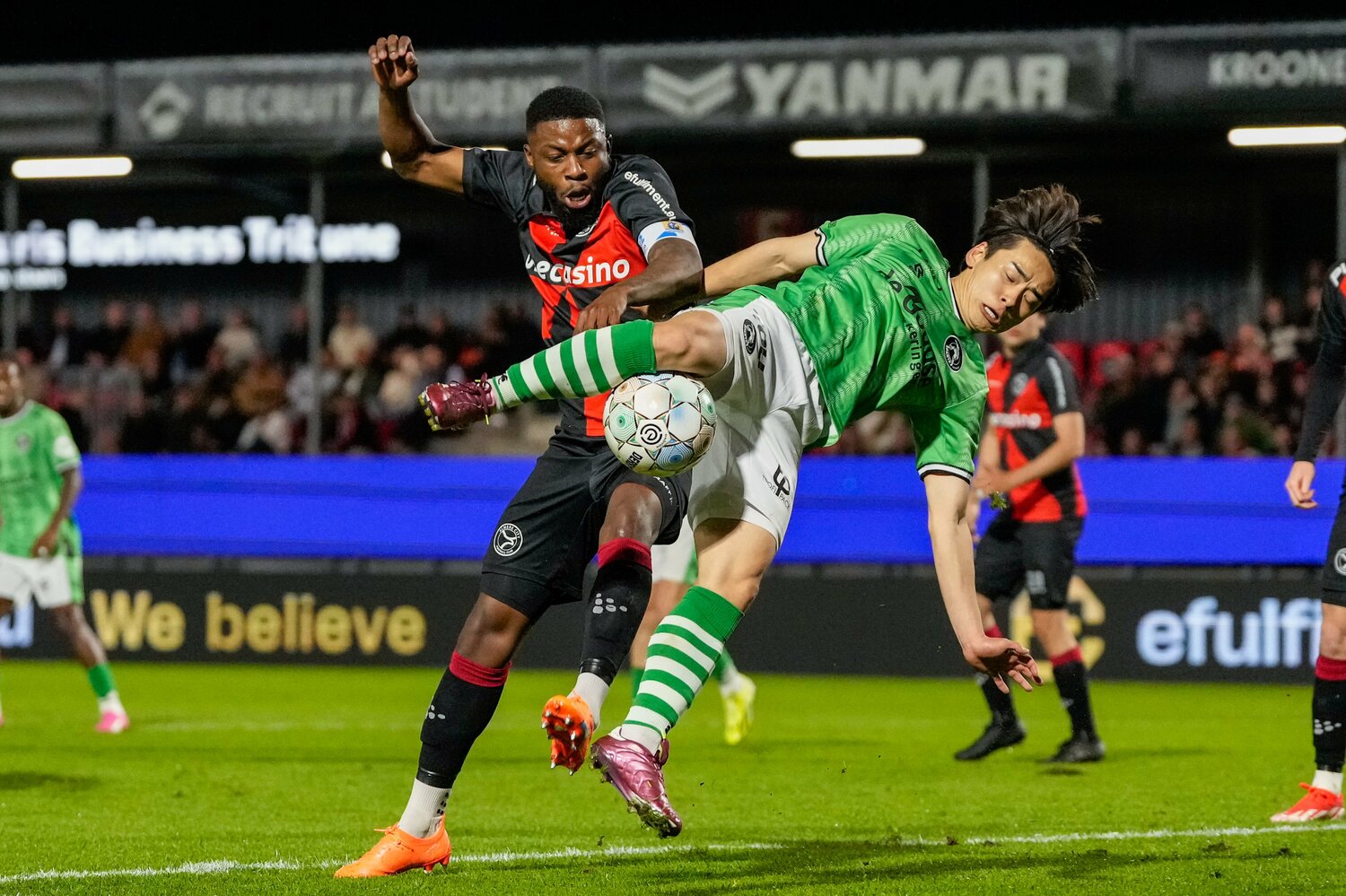 デュエルを繰り広げる斉藤 ©Getty Images