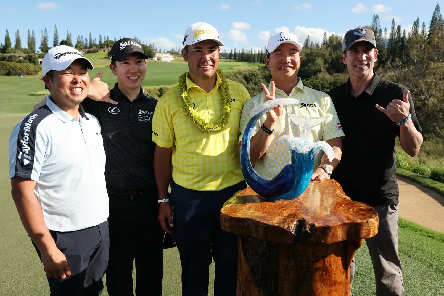 1月の米ツアー開幕戦で優勝し、サポートするスタッフたちに感謝した松山英樹。集合写真には笑顔の黒宮コーチ（左）の姿があった　©︎Getty Images