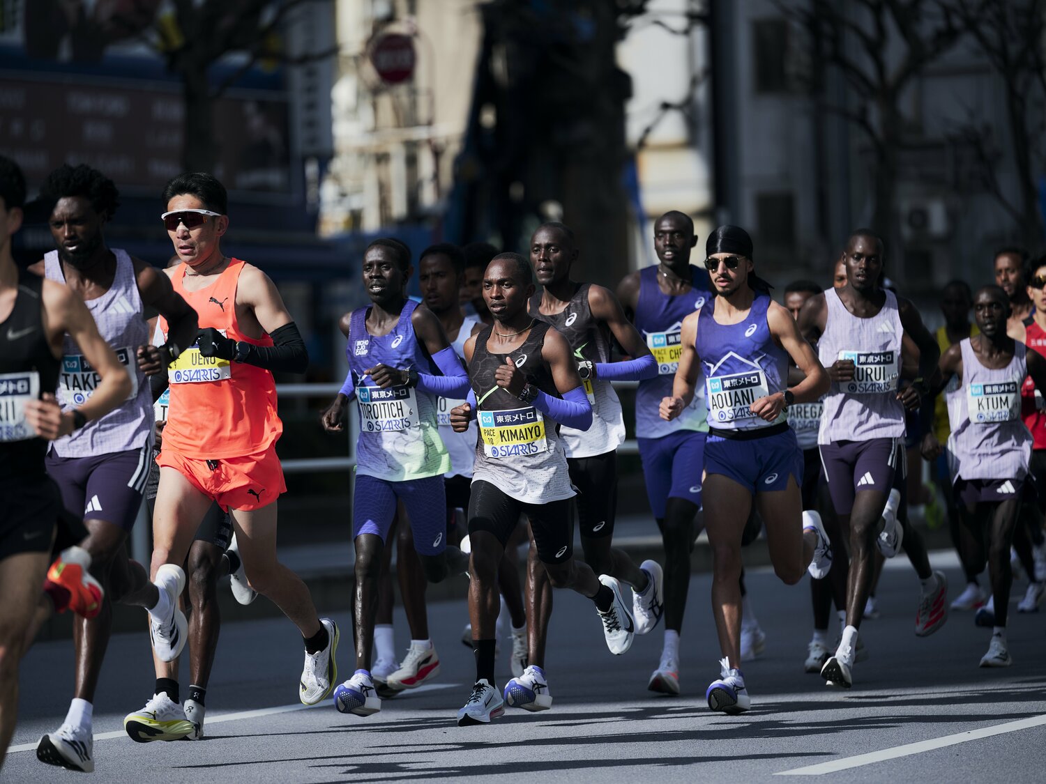 第1グループがスローペースで上野らの第2グループと合流せんばかりに ©Yuki Suenaga