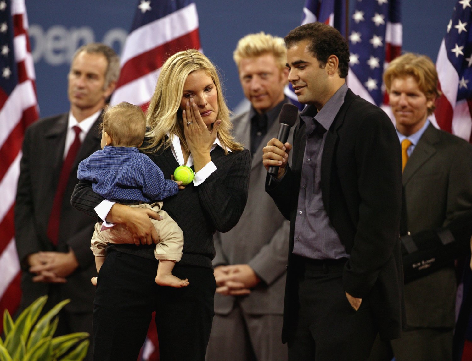 2003年現役引退を発表するサンプラス。隣の女性は女優で妻のブリジット・ウィルソン　©Getty Images