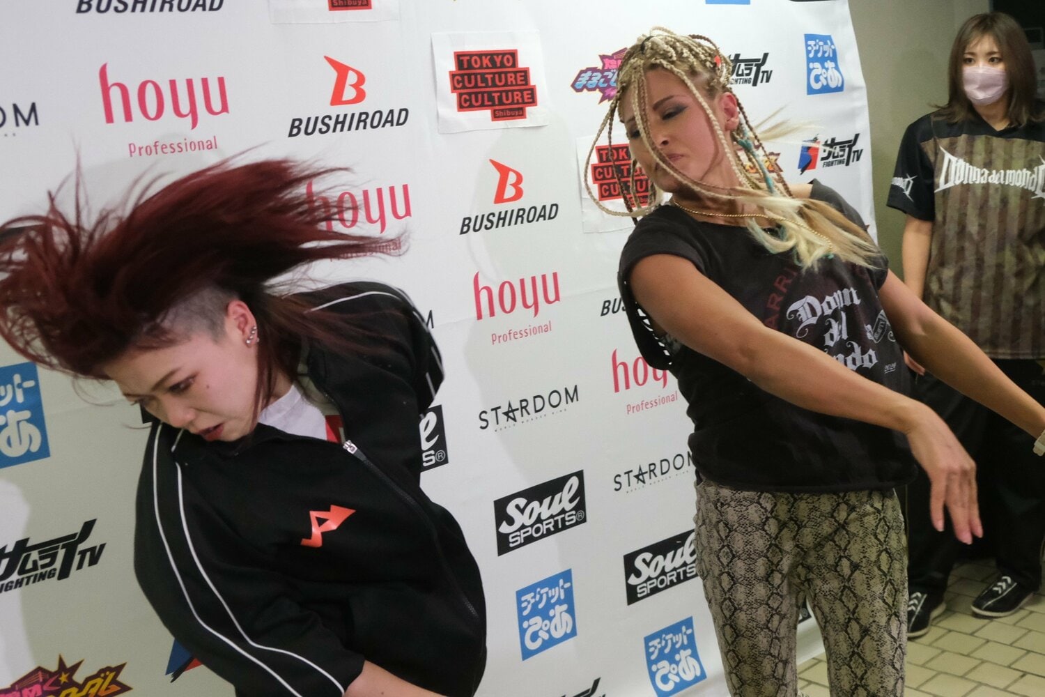 ジュリアとすずはバックヤードでも乱闘騒ぎに(クリックすると「この記事の写真」にとびます。流血等の過激な画像を含みますのでご注意ください)