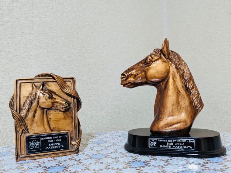 卒業証明の盾（左）と、成績優秀者に授与されるトロフィー　©Shimpei Matsushita