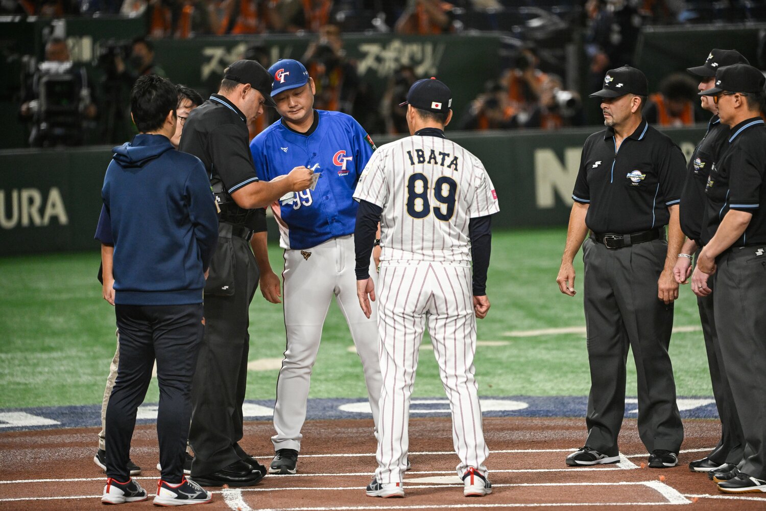 試合前に審判にオーダーを確認する台湾のソ・ゴウク監督と侍ジャパンの井端弘和監督　©︎Nanae Suzuki