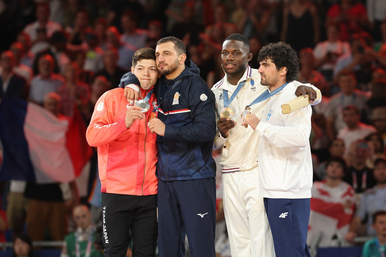 メダルセレモニーでの村尾とベカウリ ©JMPA