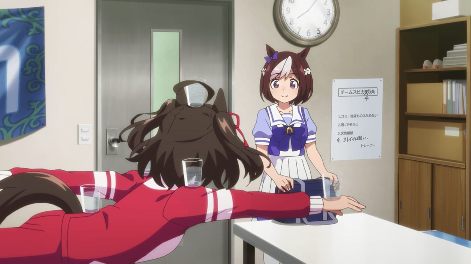 右側に掲示されている「チームスピカ４カ条」　©2023 アニメ「ウマ娘 プリティーダービー Season 3」製作委員会