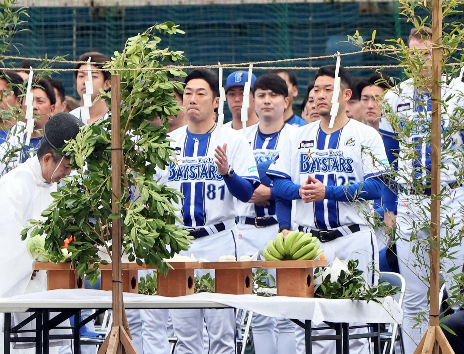 宜野湾キャンプでの練習前に安全天候祈願を行なった相川亮二監督（左）と筒香嘉智　©️SANKEI SHIMBUN