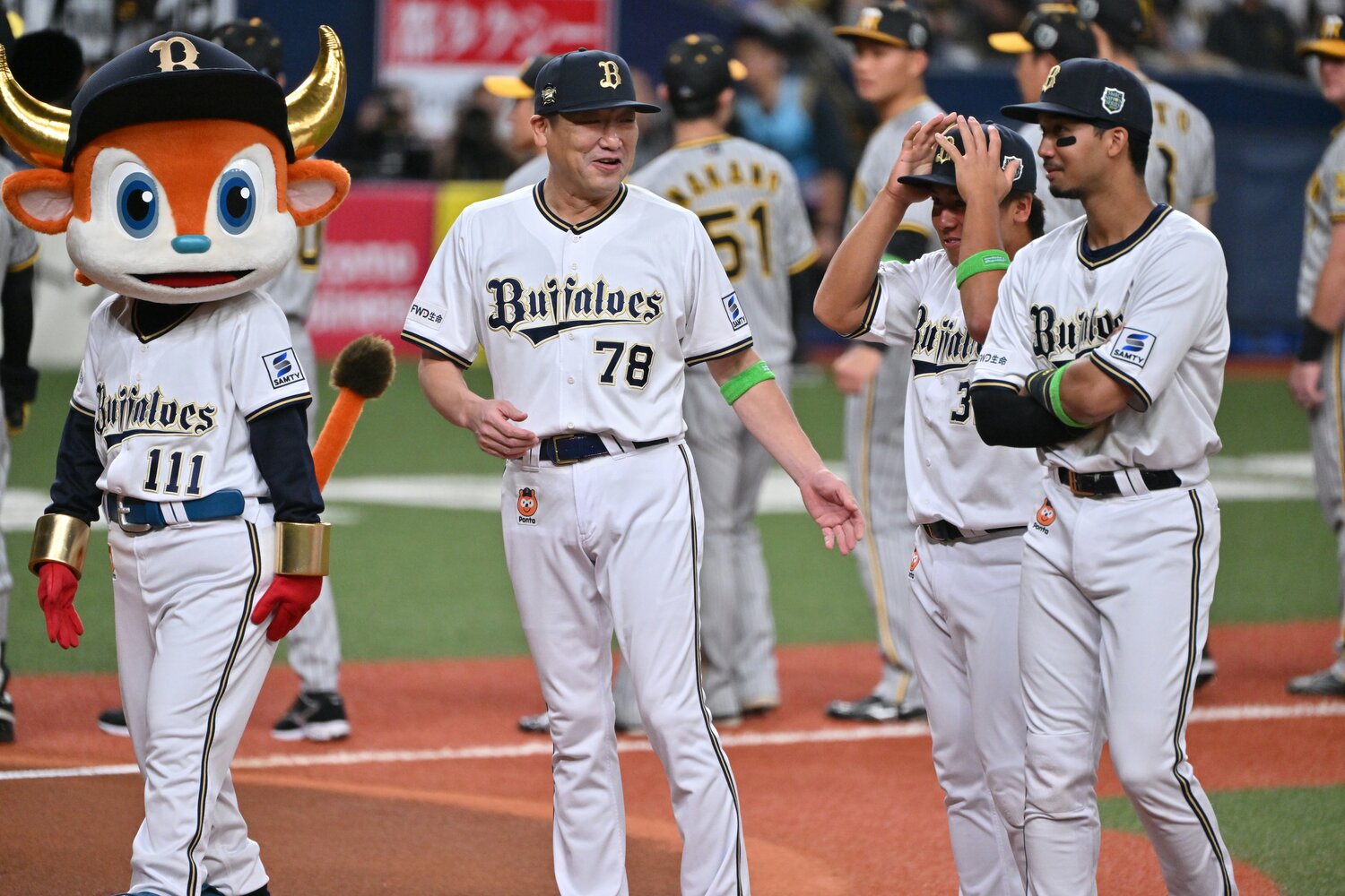 選手とコミュニケーションを密にとる中嶋監督　©︎Hideki Sugiyama