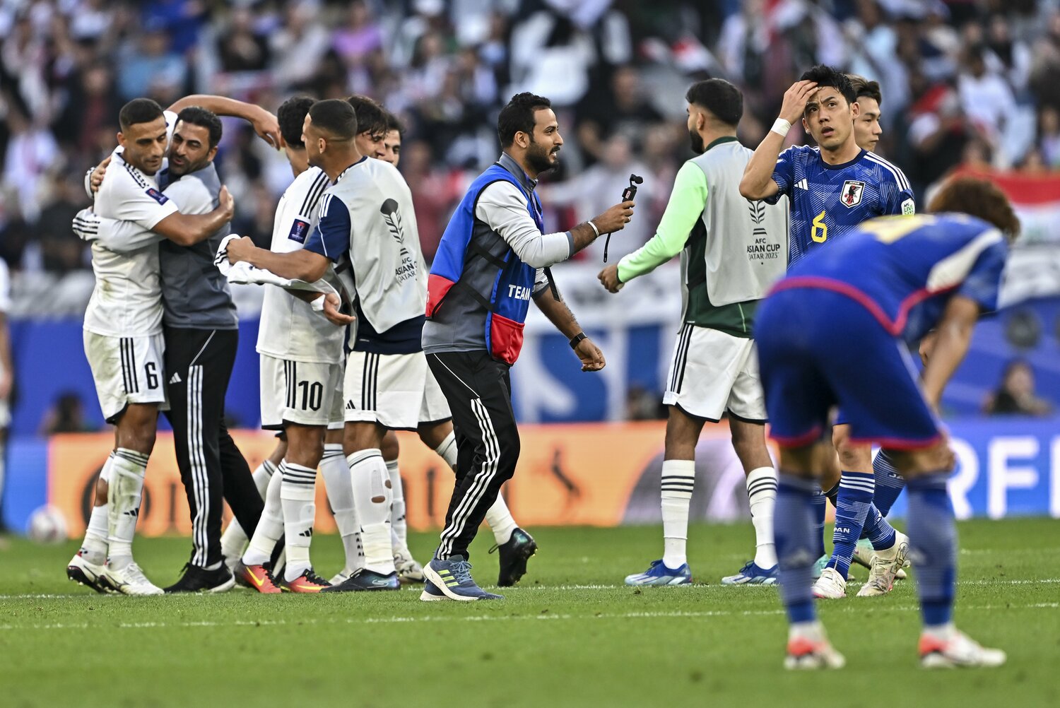 日本に勝利し、歓喜するイラク。キャプテン遠藤は渋い表情　©︎Getty Images
