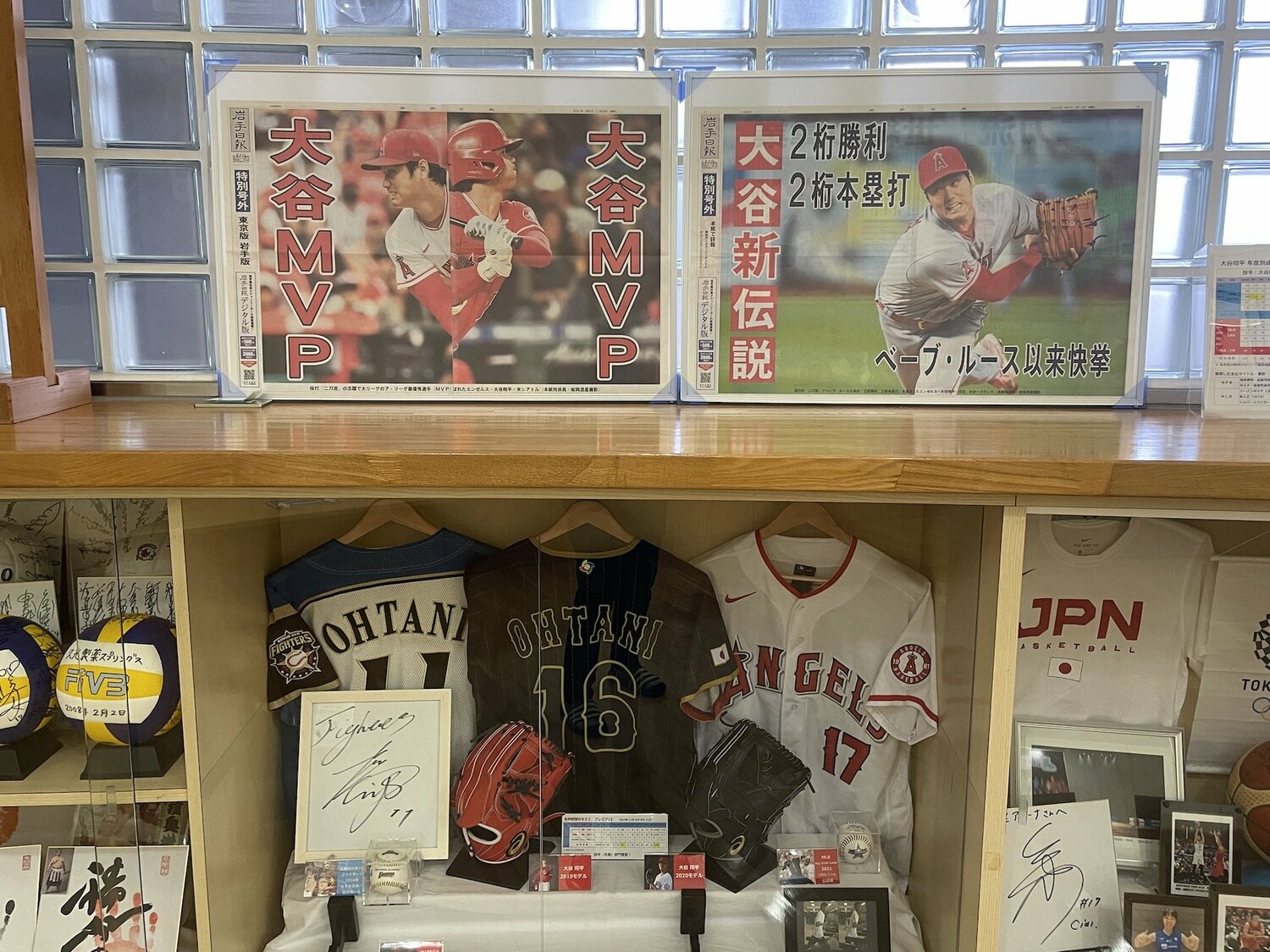 体育館内に飾られた大谷翔平のユニフォームやサインボール　©︎Ayako Oikawa