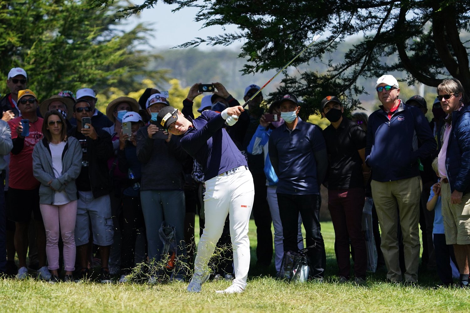 5番、ラフからショットを放つ笹生　©︎Shizuka Minami