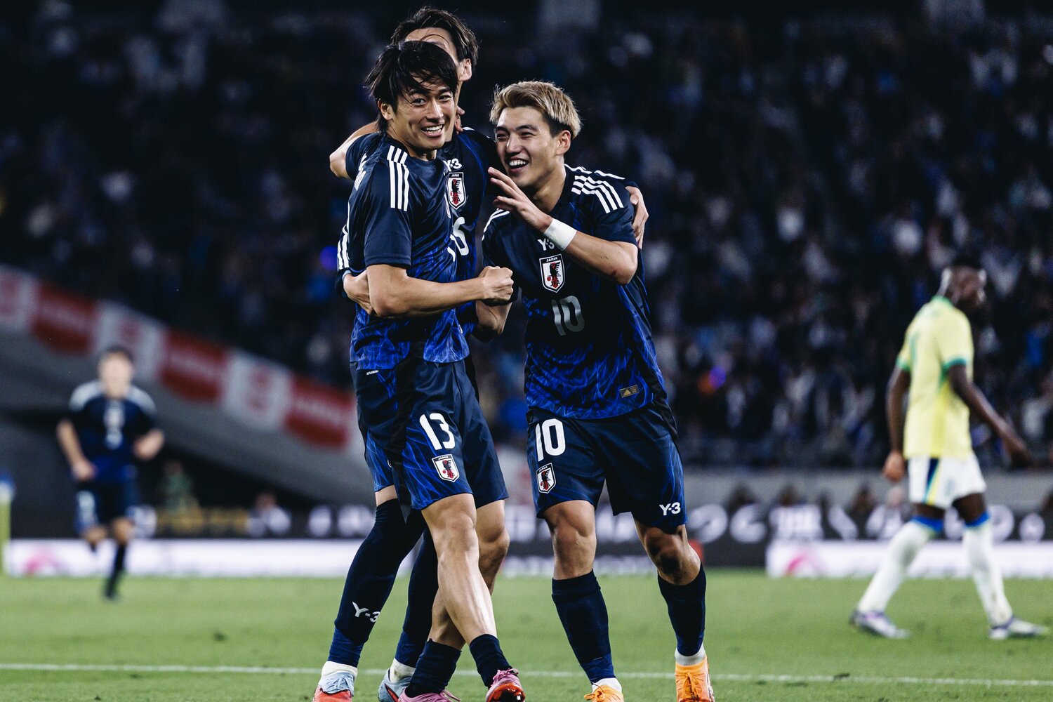 同点ゴールを決めた中村敬斗を祝福する堂安律と鎌田大地 ©Kiichi Matsumoto