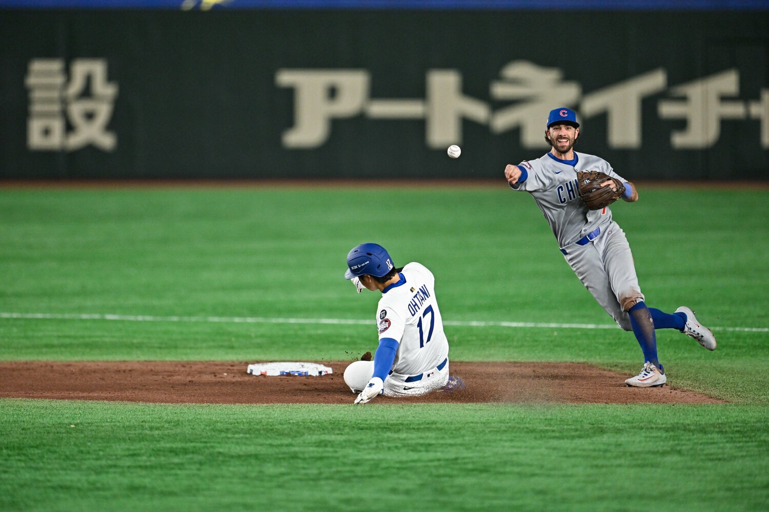 二塁へのスライディングで一瞬左手を突いている大谷　©Nanae Suzuki