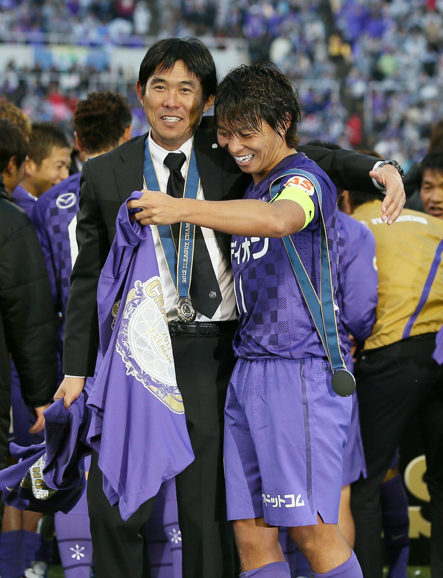 サンフレッチェ広島の監督就任1年目でタイトルを獲得した森保一(左)©︎JIJI PRESS