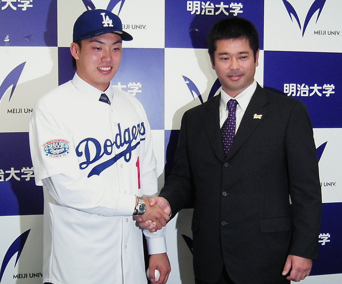 2010年11月当時、ドジャースとマイナー契約した西嶋一記（明治大4年／21歳）と、小島圭市日本担当スカウト ©JIJI PRESS
