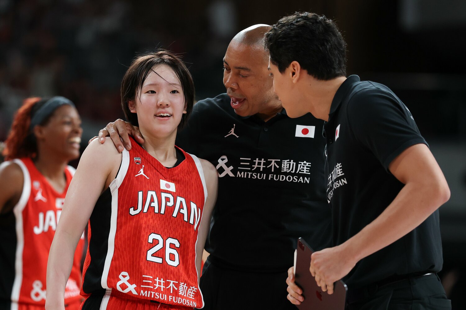 コーリー・ゲインズHC（中央）から言葉をかけられる田中こころ　©︎Takashi Aoyama/Getty Images