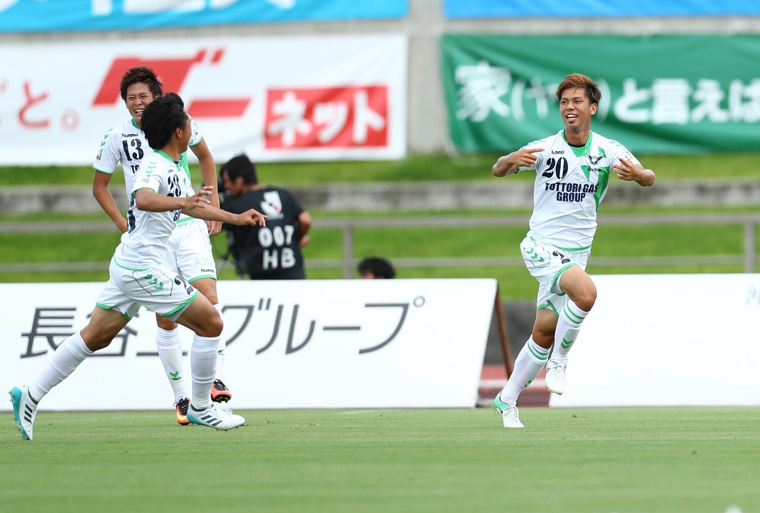 J3ガイナーレ鳥取時代の岩元（右）。リーグ24試合に出場し、4ゴールを記録している　©J.LEAGUE