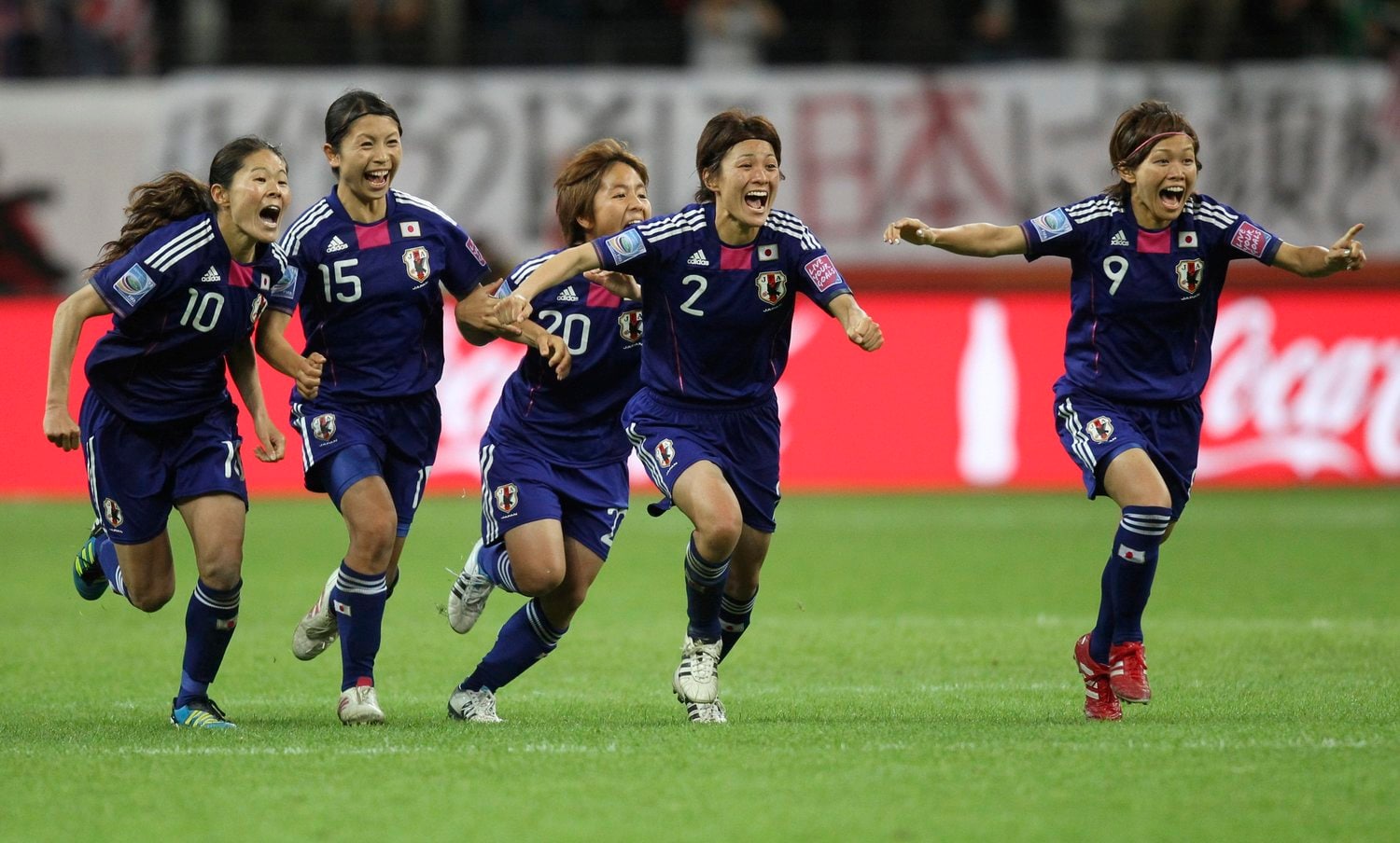 2011年女子W杯決勝、勝利の瞬間に歓喜する澤、鮫島、岩渕、近賀、川澄 ©︎AP/AFLO