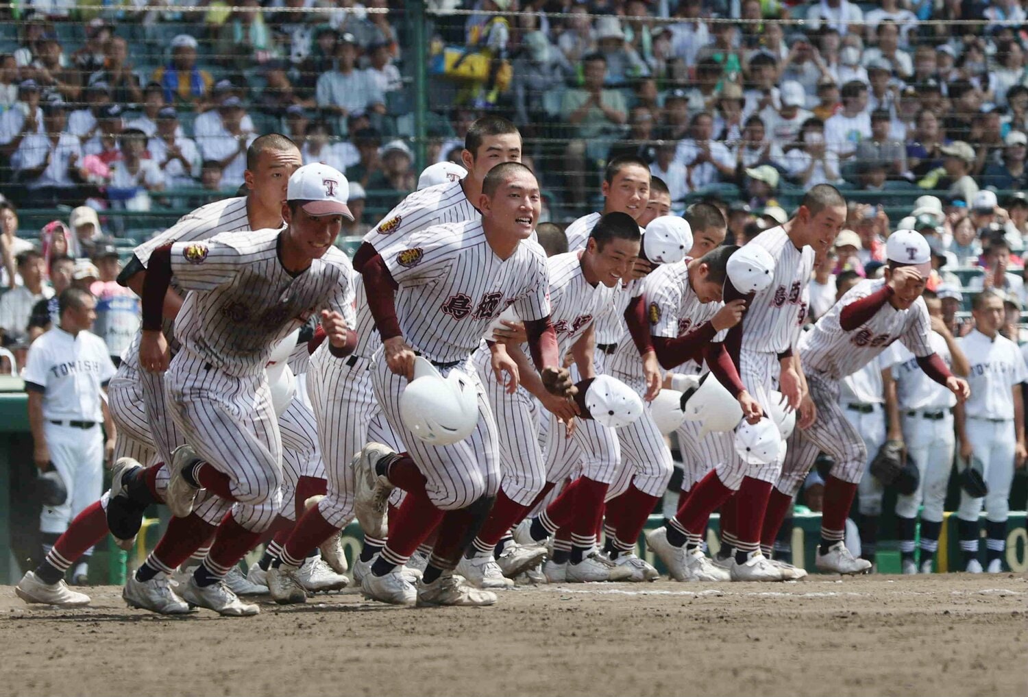 1回戦で富山商高を破り駆けだす鳥栖工高のメンバーたち　©JIJI PRESS