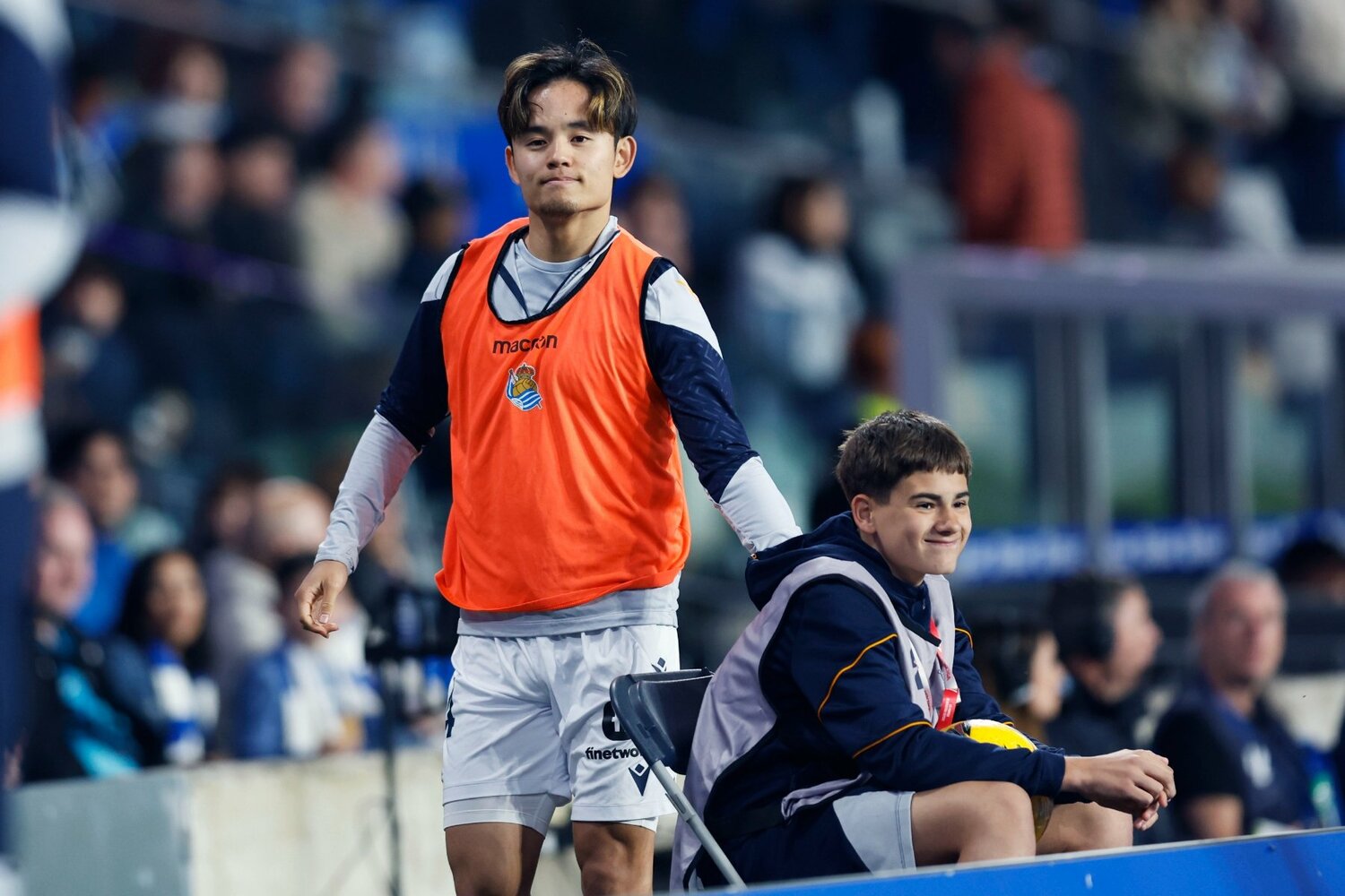 久保に肩を触れられたボールボーイの少年、一瞬ドキッとした表情から笑顔が溢れた