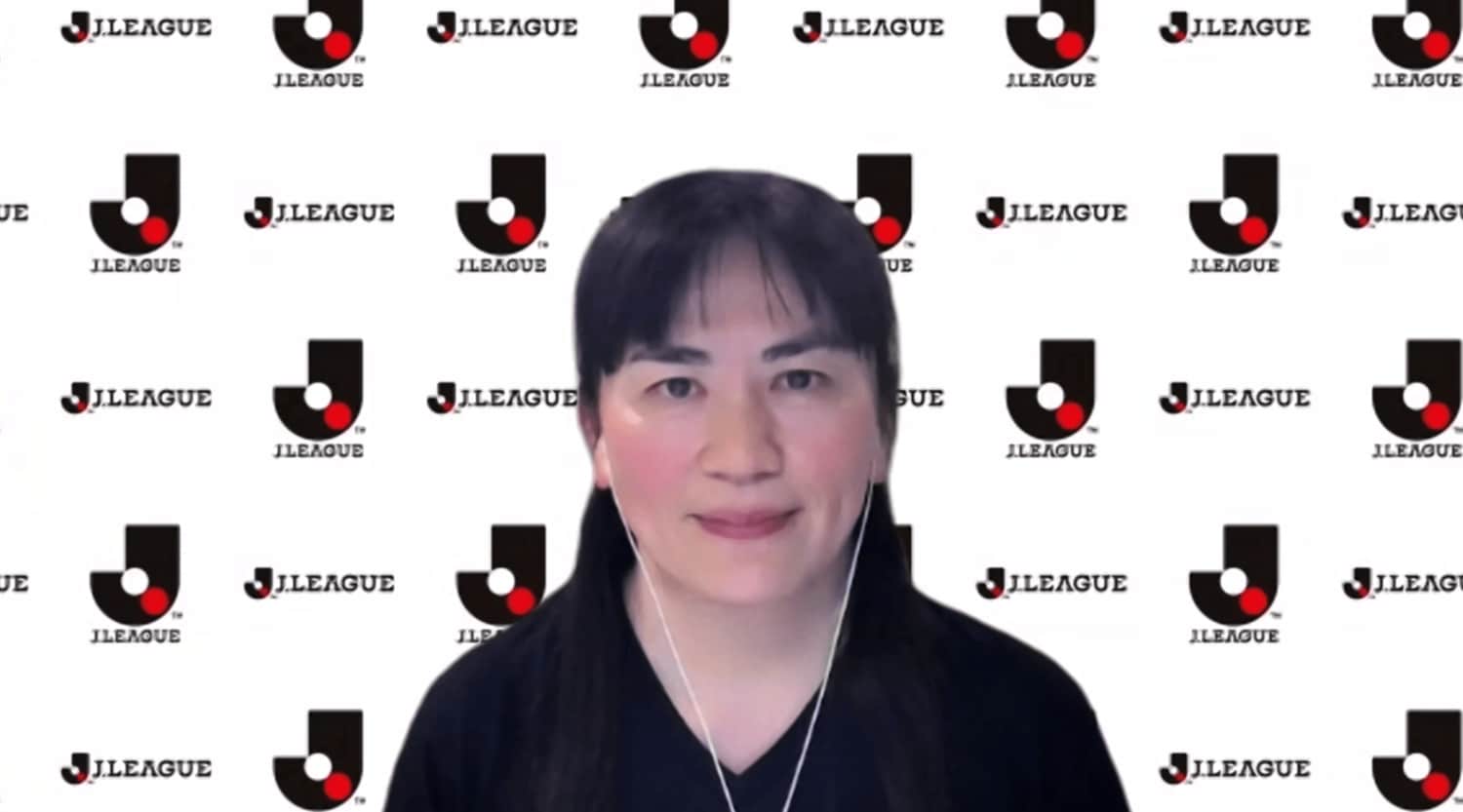 リモート取材に応じる佐伯夕利子理事　©J.LEAGUE