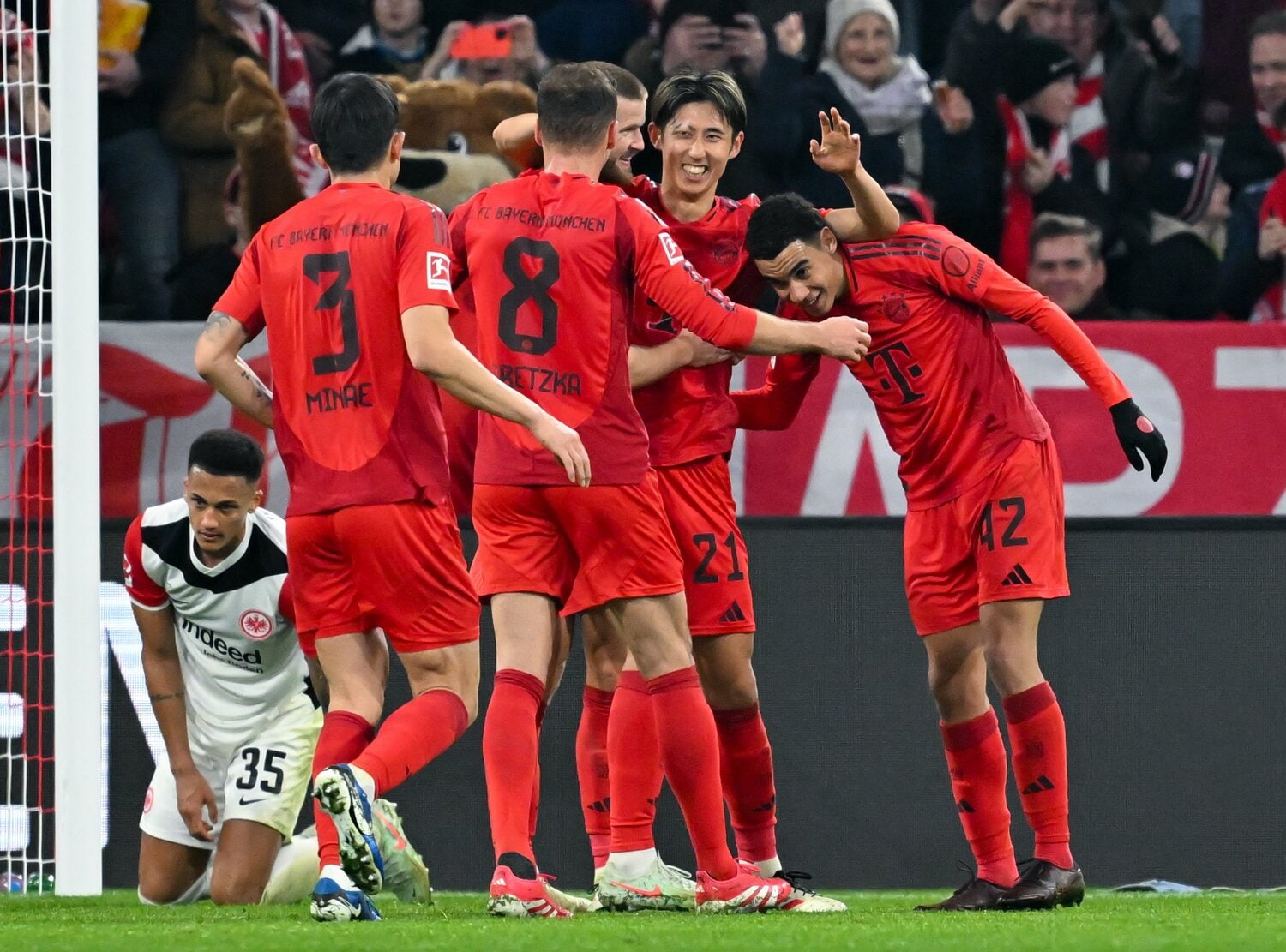 伊藤洋の初ゴールを祝福するバイエルンの仲間たち　©Getty Images