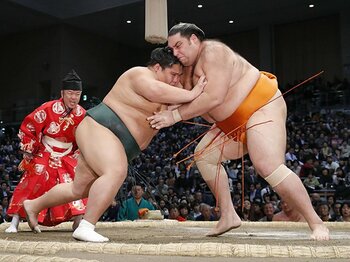 力士の体重は50年で30kg増えた。土俵を広くする、という選択肢は？＜Number Web＞ photograph by Kyodo News