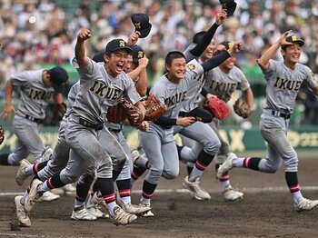 一番投げた左腕エースで「213球」 東北勢初優勝とともに「仙台育英の5人継投」が“高校野球100年の歴史を変える偉業”な理由＜Number Web＞ photograph by Hideki Sugiyama