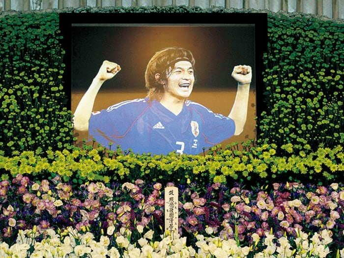 代表の誇りを胸に。松田直樹も運命の一戦を見守っている。～今年で七回忌、代表への思いを決して忘れなかった男～＜Number Web＞ photograph by KYODO