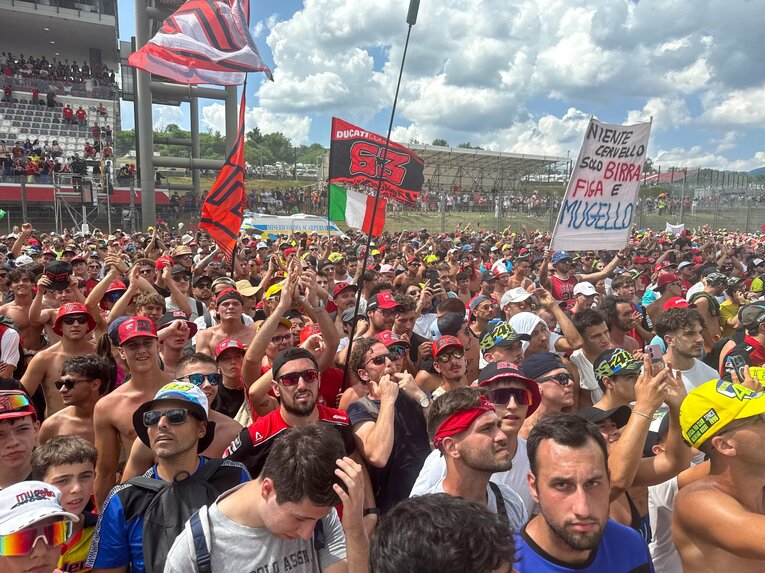 熱狂的なイタリアのファン　©Satoshi Endo