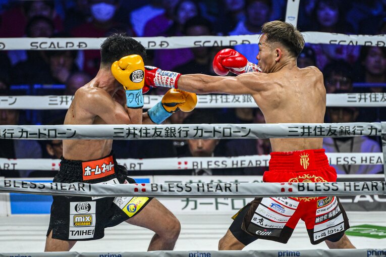 堤聖也vs.比嘉大吾。2月24日、有明アリーナ　©Takuya Sugiyama