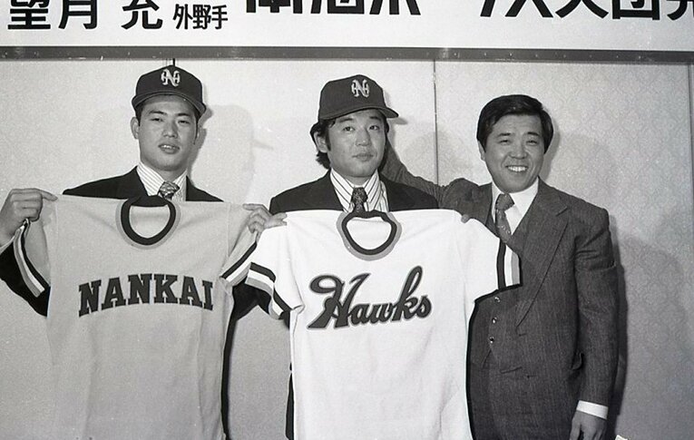 阪神からのトレードで南海への入団を発表する江夏（中央）、望月（左）、野村克也監督　©JIJI PRESS