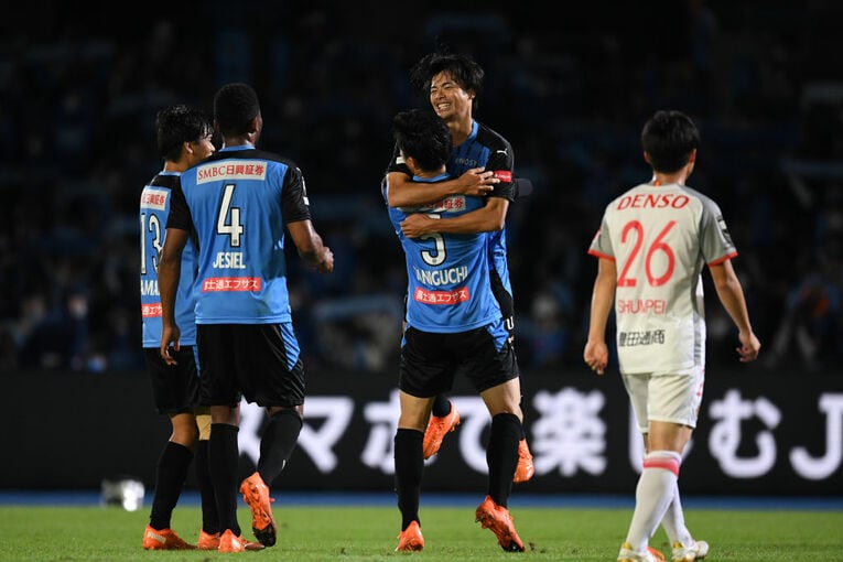 谷口彰悟にハグされる三笘薫　©Masashi Hara/Getty Images