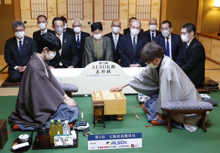 王将戦第2局の対局開始時（代表撮影）　©JIJI PRESS