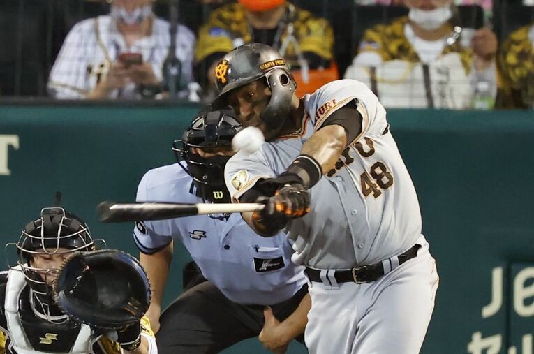 7月9日の阪神戦（甲子園）、ウィーラーが左越え9号ソロを放つ。翌日にも同じく甲子園で10号を打った ／ photograph by KYODO