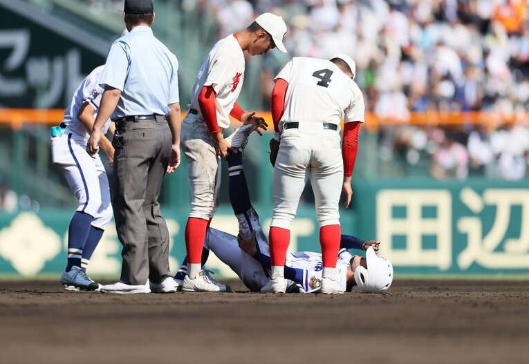 8月13日の第3試合、智弁和歌山対霞ヶ浦。両校2人ずつ手当を受ける時間があった　©JIJI PRESS