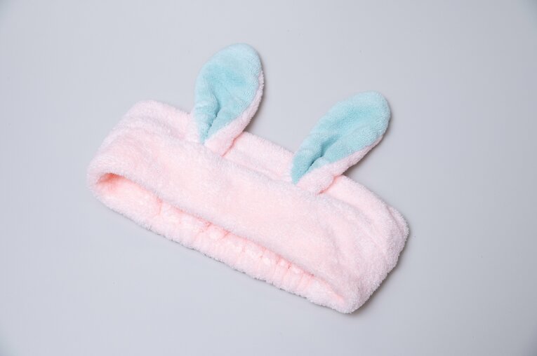 撮影に使ったうさ耳ヘアバンド　©Tadashi Hosoda