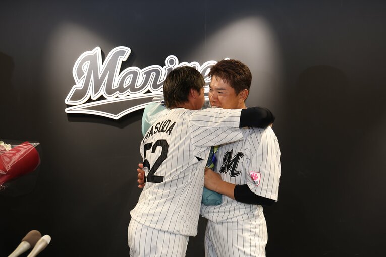 会見後に益田と抱き合う角中　©Chiba Lotte Marines