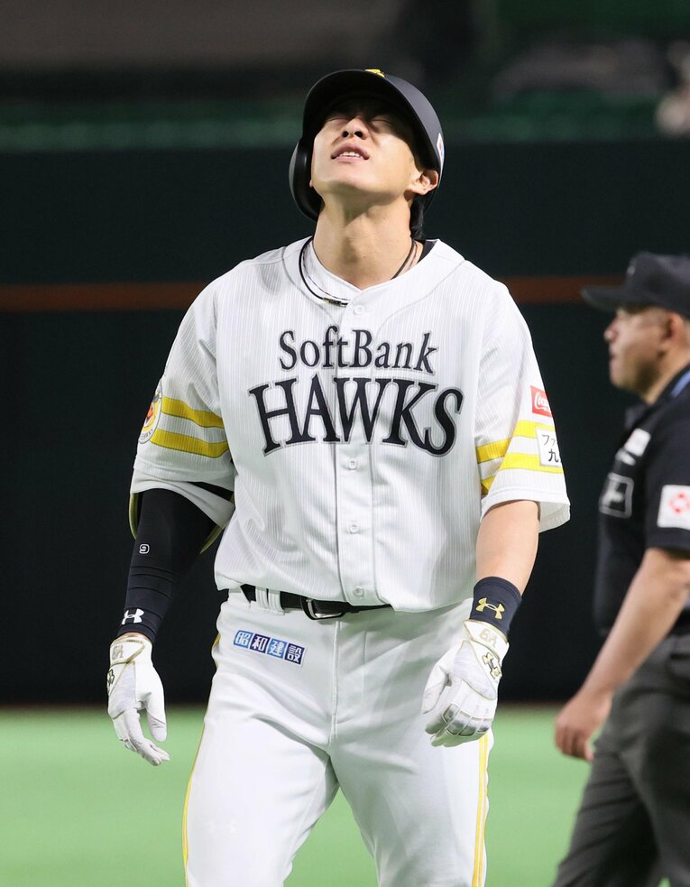 3月29日、併殺打凡退時に天を仰ぐ柳田悠岐 ©Sankei Shimbun