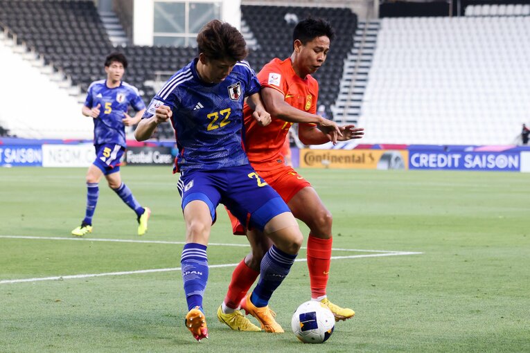 U23アジアカップの中国戦。高井幸大は西尾隆矢の退場後も落ち着いたプレーを見せた　©Getty Images