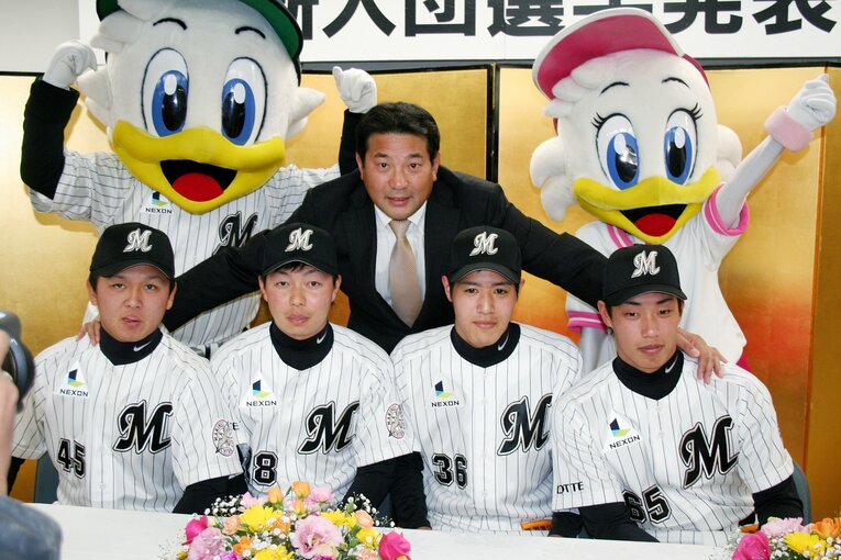 2012年12月、入団会見で。左から田村、松永昂大（ドラフト1位、2022年引退）、川満寛弥（ドラフト2位、2016年退団）、加藤翔平（ドラフト4位、中日移籍後、2024年引退）　©JIJI PRESS