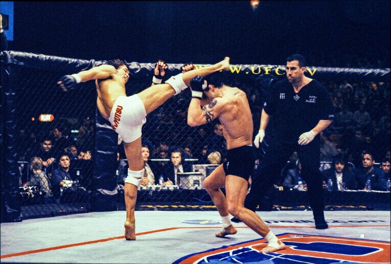 多彩なキックでジェンス・パルヴァーを攻める宇野薫　©Susumu Nagao