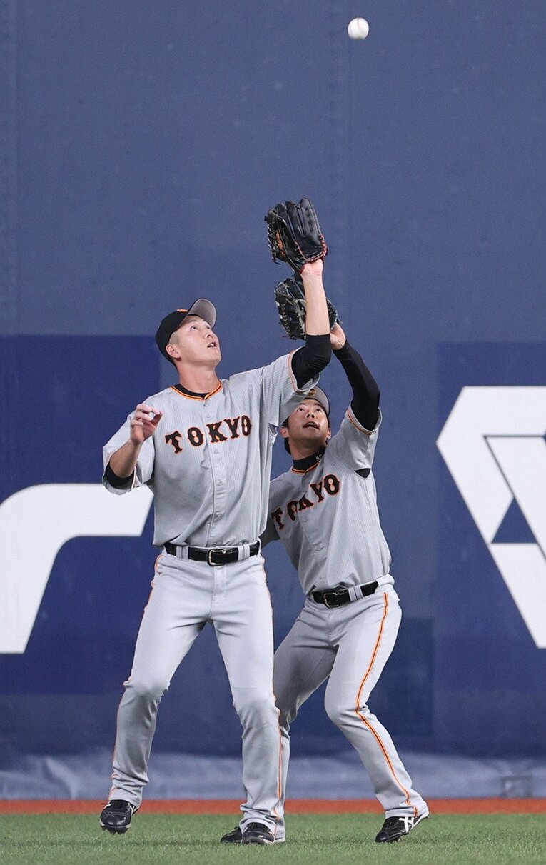身長202cmの秋広がフライを捕球するシーン　©JIJI PRESS
