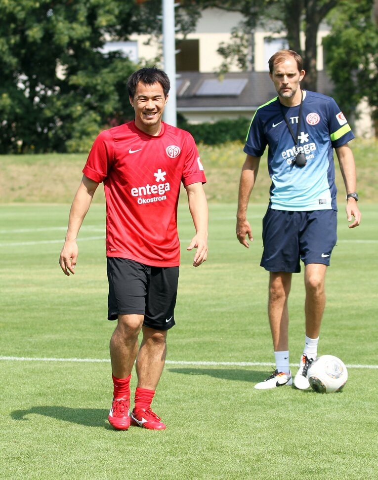 マインツ時代の岡崎とトゥヘル　©dpa/JIJI PRESS